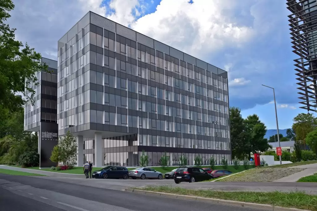 Moderna 3D vizualizacija poslovne zgrade u urbanom okruženju.